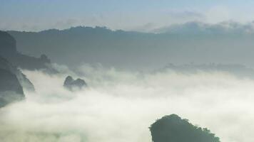 brumeux flottant sur Montagne video