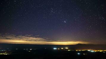 sterren van nacht Doorzichtig lucht bovenstaand berg video