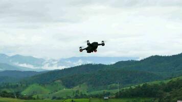 drone en volant au dessus Montagne encore ciel video