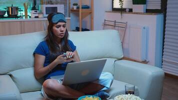 mujer con insomnio hablando con madre en cámara web tarde a noche. agotado persona en pijamas con dormir máscara teniendo vídeo llamada en ordenador portátil computadora Hablando con padres utilizando Internet tecnología. foto