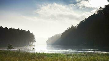 radeau flottant sur l'eau encore ciel video