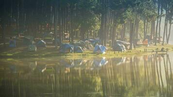 camping tent reflectie Aan water tegen lucht video