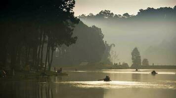 radeau flottant sur l'eau encore ciel video