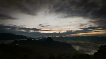 nebuloso acima do montanha às nascer do sol cronometragem video