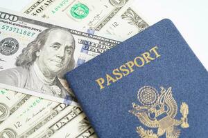 nosotros pasaporte con Estados Unidos dólar dinero, americano ciudadano en unido estados de America. foto