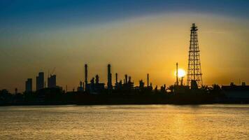 petróleo refinería industria reflejar en agua contrafuertes cielo video