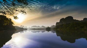 berg reflectie Aan water in meer video