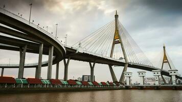 puente a través de río a noche hora video