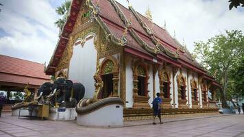 temple vue avec nuageux ciel video