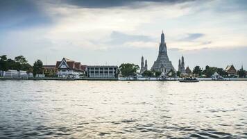 pagode tegen lucht reflecteren Aan water video