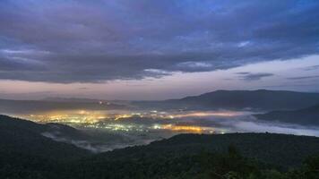 nublado nebuloso panorama Visão acima do montanha às nascer do sol cronometragem video