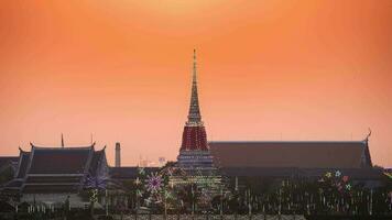 temple avec le coucher du soleil Contexte en mouvement vers le bas video