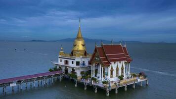 tempel gelegen Aan zee tegen lucht video