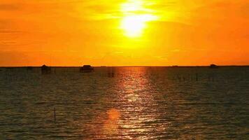 agitant mer surface réflexion à le coucher du soleil Horaire video