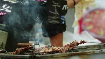 turco tradicional comida doner cag brocheta en fuego video