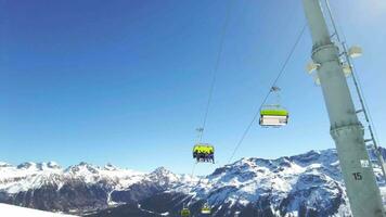 esquiadores em cadeira elevadores dentro esqui recorrer video