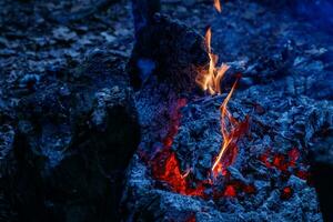 llama de textura de la quema de troncos por la noche foto