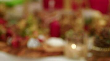 Weihnachten Dekoration mit Kiefer Zapfen Ornamente und Kerze Licht video
