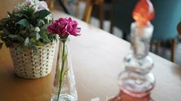 verwischen Cafe Hintergrund mit Blume auf Tabelle , video