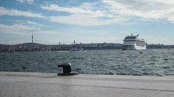 Turquía Estanbul 19 junio 2023. costa venezia crucero Embarcacion en puerto de galata, Estanbul video