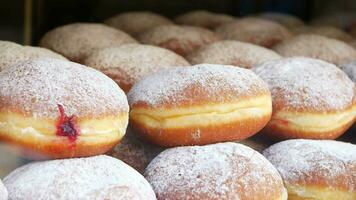 Schokoladenkrapfen werden im örtlichen Geschäft zum Verkauf angeboten video