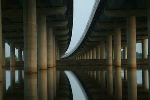 puente-autopista pilares ese ayuda apoyo el Autopista puente a facilitar rápido viaje son construido por civil ingenieros con un la seguridad sistema ese acorta el viaje distancia más rápidamente. foto