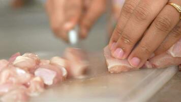 snijdend kip filet Aan een hakken bord video