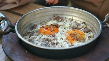 turco revuelto huevos con asado carne en cobre pan video