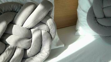 gris color almohada en blanco cama video