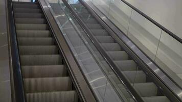 escalera mecánica vacía en un centro comercial video
