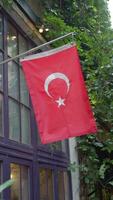 turc drapeau pendaison sur le fenêtre video
