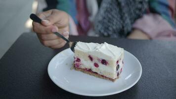 main prend avec fourchette Frais cuit gâteau avec confiture video