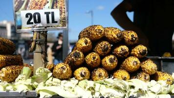 Truthahn Istlabul 13 August 2023. gegrillt Mais zum Verkauf im ein Markt Stall im Istanbul video