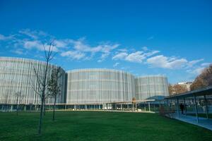 el bocconi Universidad de Milán tiene caracterizada un grande zona de urbano tela con sus varios edificios foto