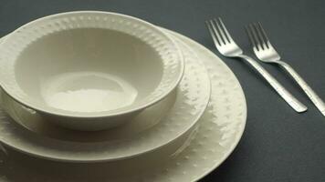 runden Schüssel oder Keramik Teller auf Serviette auf hölzern Tisch. video