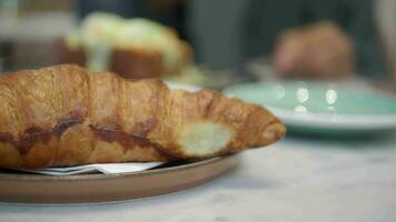 frisch gebackenes Croissant auf Teller mit Platz zum Kopieren video