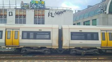 côté fenêtre vue métrage pendant train Voyage de luton à Londres, Angleterre. novembre 20e, 2023 video