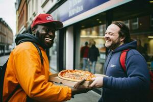 ai generado joven hombre dando Pizza cajas a hombre al aire libre. comida entrega servicio, Pizza para joven hombre a hogar ai generado foto