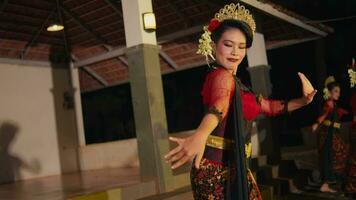 en grupp av dansare prestera flexibel rörelser medan utför traditionell indonesiska danser i en paviljong video