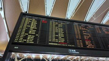 dynamisch Flug Tafel beim Pudong Flughafen video