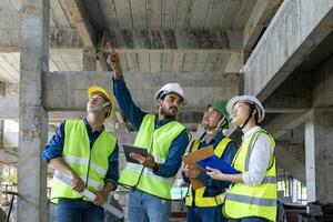 equipo de ingeniero, arquitecto, contratista y capataz reunión y consultante en construcción edificio sitio para inspección en real inmuebles desarrollo proyecto industria y especificación calidad controlar foto