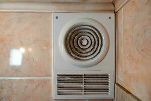 inmundo eléctrico conducto ventilador en baño extractor capucha líder a pobre ventilación en el baño habitación foto