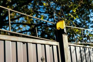 brillante amarillo brillante ligero en privado casa portón para mejorado seguridad foto