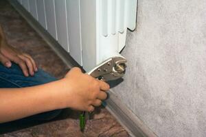 mantener radiadores en apartamentos y casas quitando aire desde el calefacción sistema foto