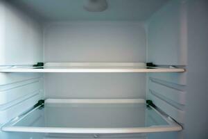 vacío vaso estantería de el nuevo refrigerador interior organizador foto