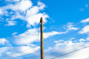 Poste eléctrico de potencia con cable de línea sobre fondo de color cerrar foto