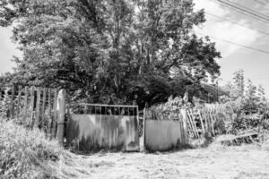 hermosa puerta antigua de casa abandonada en el pueblo sobre fondo natural foto