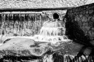 fotografía sobre el tema hermosa caída de agua de la cascada del jardín foto
