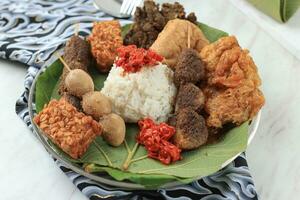 sega jamblang o nasi jamblang, plato de arroz original cirebon foto