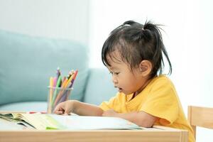 contento Asia niños jugando aprendizaje pintar en papel. actividad, desarrollo, iq, equivalente, meditación, cerebro, músculos, esencial habilidades, familia teniendo divertido gasto hora juntos. fiesta foto